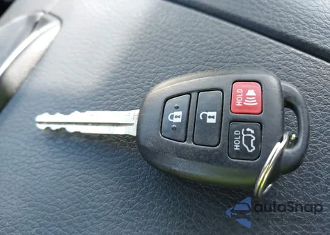 2018 Toyota Highlander Le Plus z USA, uszkodzony, nr VIN 5TDBZRFH9JS835657